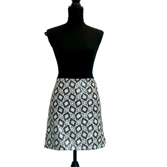 Banana Republic Dresses & Skirts - Banana Republic white black sequin geometric printed mini skirt Sz 8 NWT